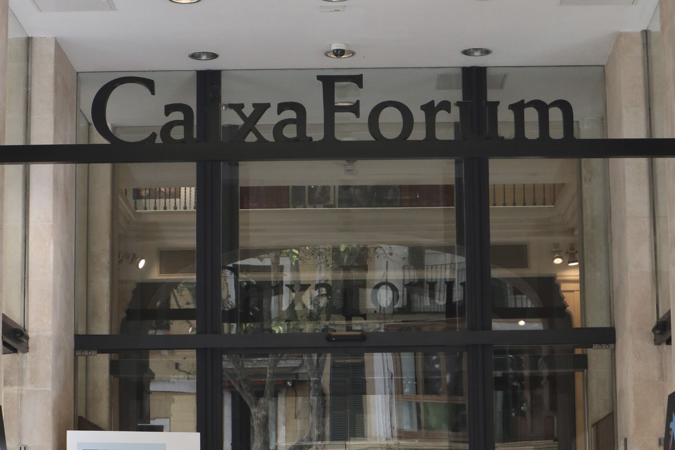 Imagen fondo proyecto estructura metálica de acceso al edificio de Caixa Forum